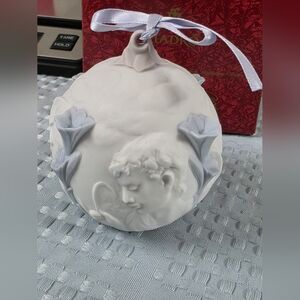 Beautiful Lladro 1999 Christmas Ball Porcelain Ornamentin Box Like New